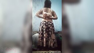 New MMC leak: Big ass desi aunt exposing her body and pleasuring herself with her fingers