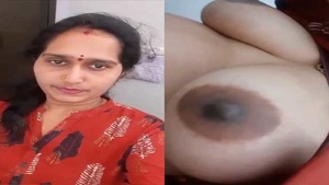 Married woman from Dehatis shows her lover from the bathroom