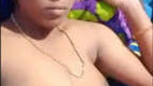 Marital woman from Tamil Nadu exposes her breasts and vagina