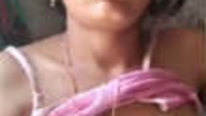 Villagers of Desi Aldeia catch bhabhi naked while bathing and tender her private parts