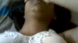 An aunty from Madhya Pradesh self-pleasure in a hotel room.
