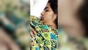 Virtual tour of a South Indian housewife’s private parts in real time.
