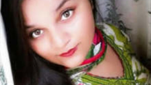 A Pakistani girl reveals her breasts and vagina during a video call