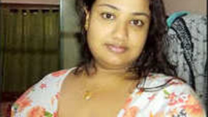 Pretty Indian bhabi washing her breasts