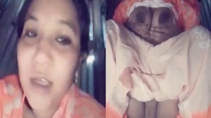 A Bangladeshi housewife masturbates and has sex in a Bangla Tok video.