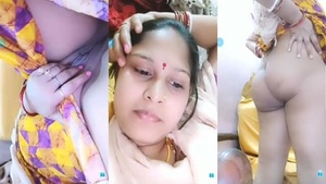 Steamy live session with a horny Indian housewife cum bhabhi.