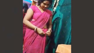 A hot Indian wife shows her pussy under her sari