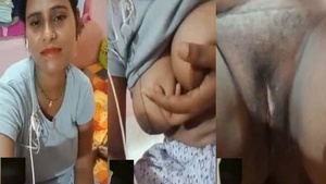 An hot phone call between Agra’s married woman and her lover with a steamy video.