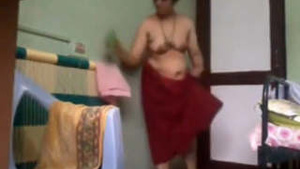 Tamil mebhabhi undressing and posing for photos.