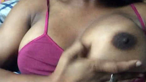 An Indian girl exposed her breasts and pressed herself in a porn video.