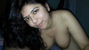 Gujju Bhabhi caught in the act while taking a bath