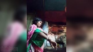 Bhabhi shows big boobs in hot Desi video