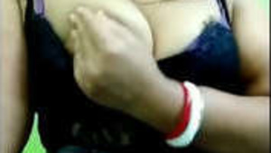 Boudi is a sexy and playful beauty who likes to seduce