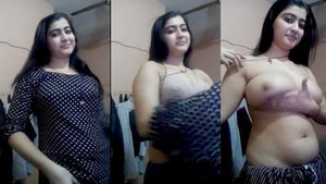 Beautiful girl from Pakistan exposing her body.