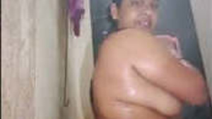 Hot married Indian woman washes up in this live webcam sex video.