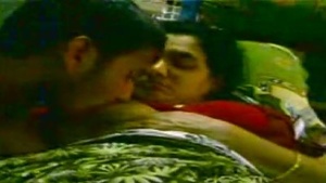 Video of hot milf from Hosur kissing and exposing her breasts and genitals