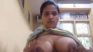 Desi x features hot Indian girl showing off her curves in a self-portrait.