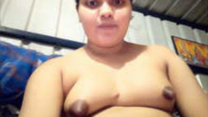 Bhabhi from Kolkata shares hot nude selfies.