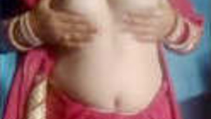 Video of Indian bhabhi exposing her boobs